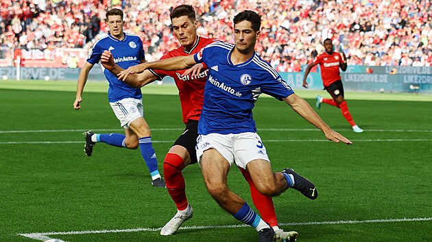 Patrik Schick z Bayeru Leverkusen v souboji s Leo Greimlem ze Schalke.