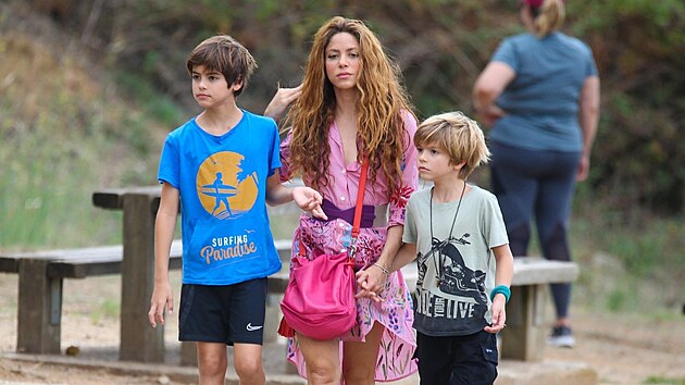 Zpvaka Shakira se syny Milanem (vlevo) a Sashou (srpen, 2022)