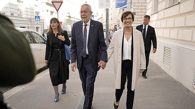 Souasn rakousk prezident Alexander Van der Bellen s manelkou na cest k volebn urn (9. jna 2022)