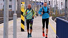 Ultramaratonec Miloš Škorpil (vlevo) obíhá s kamarádem Josefem Cupalem... Ultramaratonec Miloš Škorpil (vlevo) obíhá s kamarádem Josefem Cupalem...