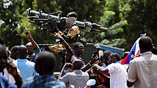 V hlavním mst Burkiny Faso Ouagadougou oslavovali vojenský pevrat i s...
