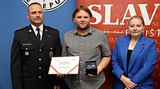 Oceněný Ústečan Tomáš Balek (uprostřed) s náměstkem Krajského ředitelství... Oceněný Ústečan Tomáš Balek (uprostřed) s náměstkem Krajského ředitelství...