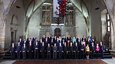 Více ne tyi desítky lídr evropských zemí na spolené fotografii na Praském...