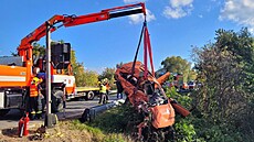 Osobní vůz se v pátek krátce po poledni střetl s vlakem na železničním přejezdu... Osobní vůz se v pátek krátce po poledni střetl s vlakem na železničním přejezdu...
