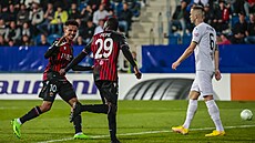 Stelec Pépé a Diop z Nice se radují z gólu v utkání Konferenní ligy na...