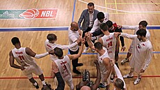 Basketbalisté Olomoucka se hecují ped zápasem.