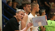 Děčínský trenér Tomáš Grepl (vlevo) usměrňuje Petra Macháče, vlevo Matěj... Děčínský trenér Tomáš Grepl (vlevo) usměrňuje Petra Macháče, vlevo Matěj...