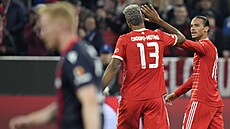 Leroy Sané a Eric Maxim Choupo-Moting se radují z gólu Bayernu Mnichov v utkání...