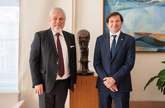 Ruský historik Andrej Zubov (vlevo) s rektorem Masarykovy univerzity Martinem...