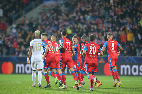 Fotbalisté Plzn se radují z gólu do sít Bayernu Mnichov v zápase Ligy mistr.