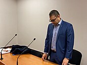 Lékař Jan Š. u soudu. Podle žalobce jako dispečer zdravotnické záchranné služby... Lékař Jan Š. u soudu. Podle žalobce jako dispečer zdravotnické záchranné služby...