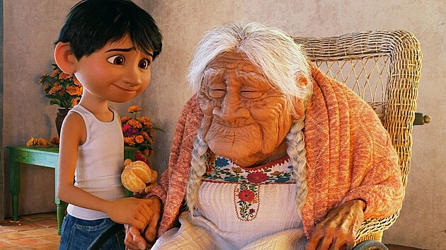 Mama Coco (vlevo) coby postava v animovanm filmu Coco