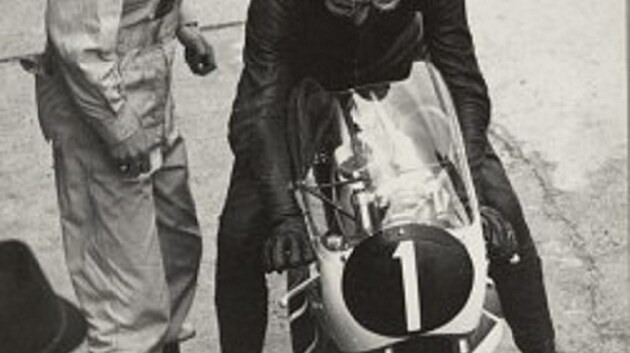 V roce 1966 byl Read v Brn favoritem zvodu do 125 ccm. Na snmku je okamik, kdy zastavil v depu a snail se zprovoznit motorku, co se mu nepodailo a odstoupil. Kdyby se to nestalo, tak mu toto jedno vtzstv stailo k tomu, aby ml stejn vtzstv na VC v Brn jako ti jezdci, kte se v historii stali nejspnjmi v Brn - Giacomo Agostini a Valentino Rossi maj po sedmi vtzstvch, stejn m i Max Biaggi, ale ten si tu statistiku vylepil" a v superbicch (v tomto ppad je vhoda v tom, e se jedou 2 zvody za vkend). Read m est.