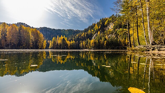Stovky turistů využily v tomto týdnu krásné počasí a vyrazily na procházku Adršpašskými skalami. Jedno z nejhezčích skalních měst ve střední Evropě se rozzářilo sytými barvami, které skalám dodávají magickou atmosféru.