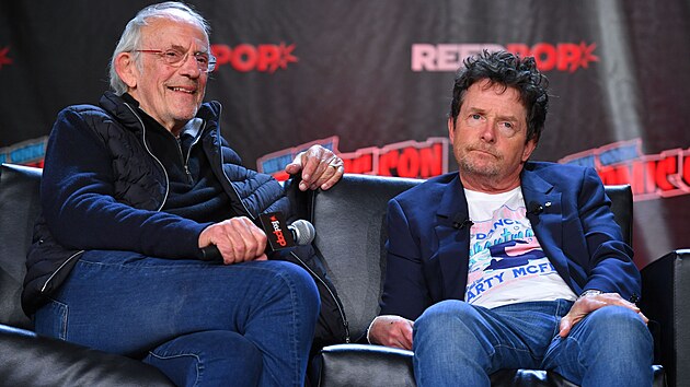Na Comic Conu v New Yorku se  objevil na veejnosti Michael J. Fox (61), bojujc u od roku 1991 s Parkinsonovou chorobou, se svm hereckm parkem Christopherem Lloydem (83). (8. jna 2022)