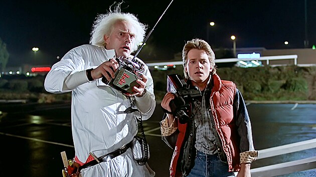Michael J. Fox a Christopher Lloyd v legendrn komedii Nvrat do budoucnosti (trilogie z let 19851990)