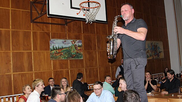 Milan Zerzánek Byl absolventem základní umělecké školy, zpíval, hrál na saxofon a hlavně na baskytaru.