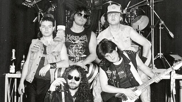 Kapela Autobus v roce 1991 v Moravských Budějovicích. Milan Zerzánek uprostřed s tričkem Manowar. Nahoře tehdejší zpěvák a nynější hejtman Vysočiny Vítězslav Schrek.