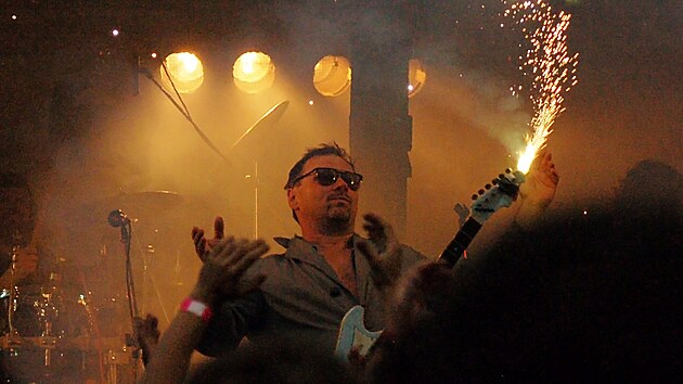 Jedním z návratů kapely Autobus byl koncert rockových legend v roce 2010. Milan Zerzánek na něm opět vytáhl baskytaru, z níž sršel oheň.