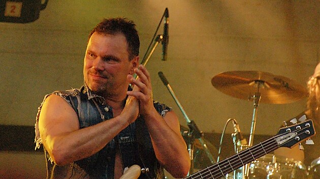 Jedním z návratů kapely Autobus byl koncert rockových legend v roce 2010. Na snímku je Milan Zerzánek.