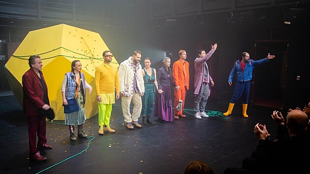 Adaptace románu Očarování v režii Ondřeje Štefaňáka měla premiéru v hradeckém studiu Beseda. (7. 10. 2022)