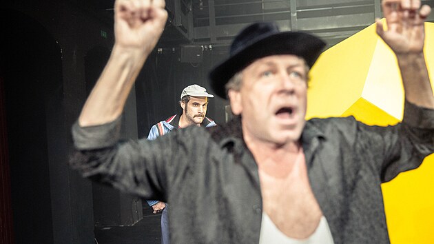 Adaptace románu Očarování v režii Ondřeje Štefaňáka měla premiéru v hradeckém studiu Beseda. (7. 10. 2022)