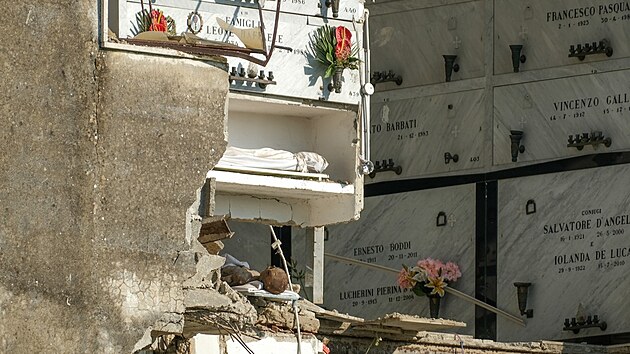 V jihoitalské Neapoli se zřítila hřbitovní mramorová stavba s nejméně deseti uloženými rakvemi. (18. října 2022)