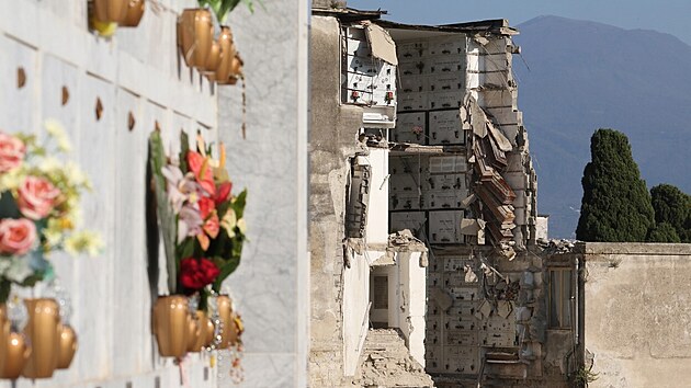 V jihoitalské Neapoli se zřítila hřbitovní mramorová stavba s nejméně deseti uloženými rakvemi. (18. října 2022)