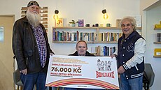 Plzeský DJ Petr Bezina získal dar 76 tisíc korun. Vlevo je starosta Slovan...