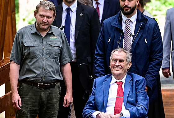 Prezident Milo Zeman (vpravo) a editel Lesní zprávy Lány Milo Balák.