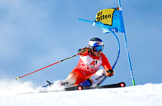 výcar Marco Odermatt jede první kolo obího slalomu v Söldenu.