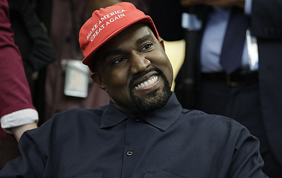Kanye West na setkání s Donaldem Trumpem v Oválné pracovn Bílého domu...