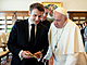 Pape Frantiek se setkal s francouzskm prezidentem Emmanuelem Macronem ve...