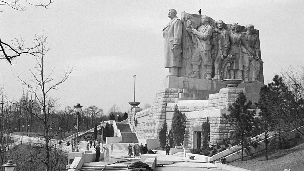 Stalinv pomník na praské Letné ped slavnostním odhalením