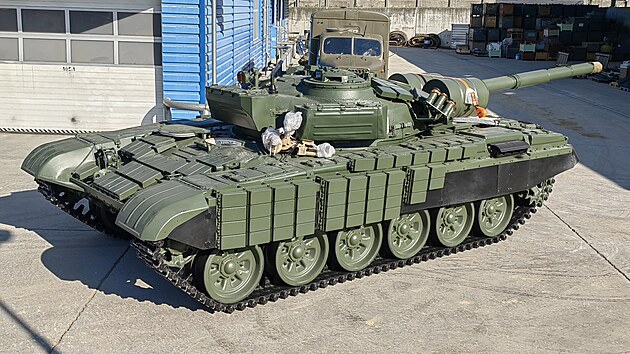 Celkov pohled na modernizovan tank T-72 M1 Tomᚓ s v zafixovanou v zadn poloze pro pepravu na Ukrajinu