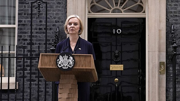 Britská premiérka Liz Trussová oznamuje rezignaci. (20. října 2022)