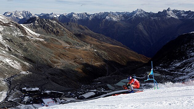 vcar Marco Odermatt na trati obho slalomu v Sldenu.
