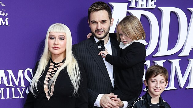 Zpvaka Christina Aguilera se svm snoubencem Matthewem Rutlerem, dcerou Summer Rain Rutlerovou a synem Maxem Bratmanem (Los Angeles, 2019)