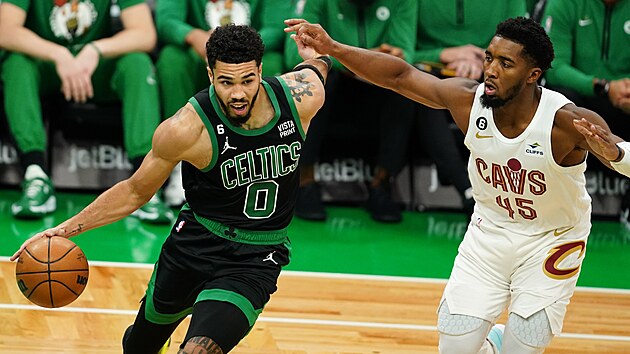 Jayson Tatum (0) z Boston Celtics to na ko Cleveland Cavaliers, sth ho Donovan Mitchell (45).