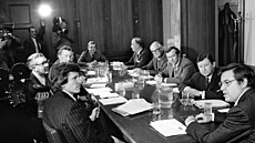 lenové senátního výboru zleva kolem stolu: Sen Gary Hart, stenograf, Richard...