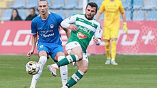 Maksym Talovjerov (vlevo) a Vladimir Jovovi soupeí v podjetdském derby.