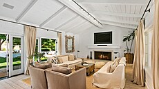 Vysoký trámový strop a francouzská okna dodávají obývacímu pokoji na prostoru i...