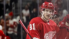 Dominik Kubalík (81) z Detroit Red Wings slaví svj gól.