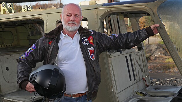 Pilot vrtulníku Jiří Vlk pomáhal jeden den hasit obrovský požár v Českém Švýcarsku. Dostal za to pokutu sto tisíc korun. (31. října 2022)
