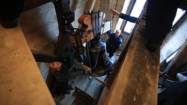 Instalování nových zvonů do věže kostela sv. Vavřince v Bystřici nad Pernštejnem.