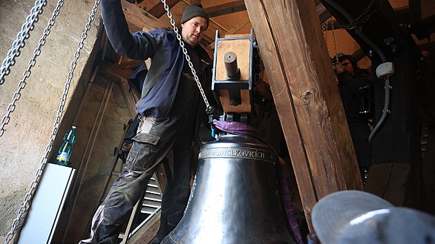 Zvonař Michal Votruba při práci ve věži.
