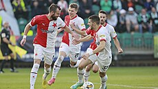Václav Jureka ze Slavie (vlevo) se raduje ze vsteleného gólu proti Bohemians,...