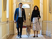 Nový britský premiér Rishi Sunak, jeho manelka Akshata Murtyová a labrador...