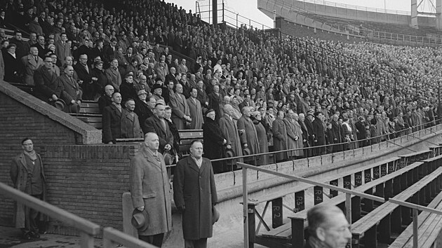 Minuta ticha na ble neurenm stadionu na pamtku leteck katastrofy v Mnichov v roce 1958