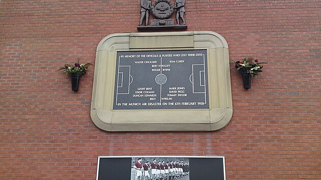 Pamtn deska na Old Trafford v Manchesteru, kter pipomn mnichovskou tragdii z roku 1958
